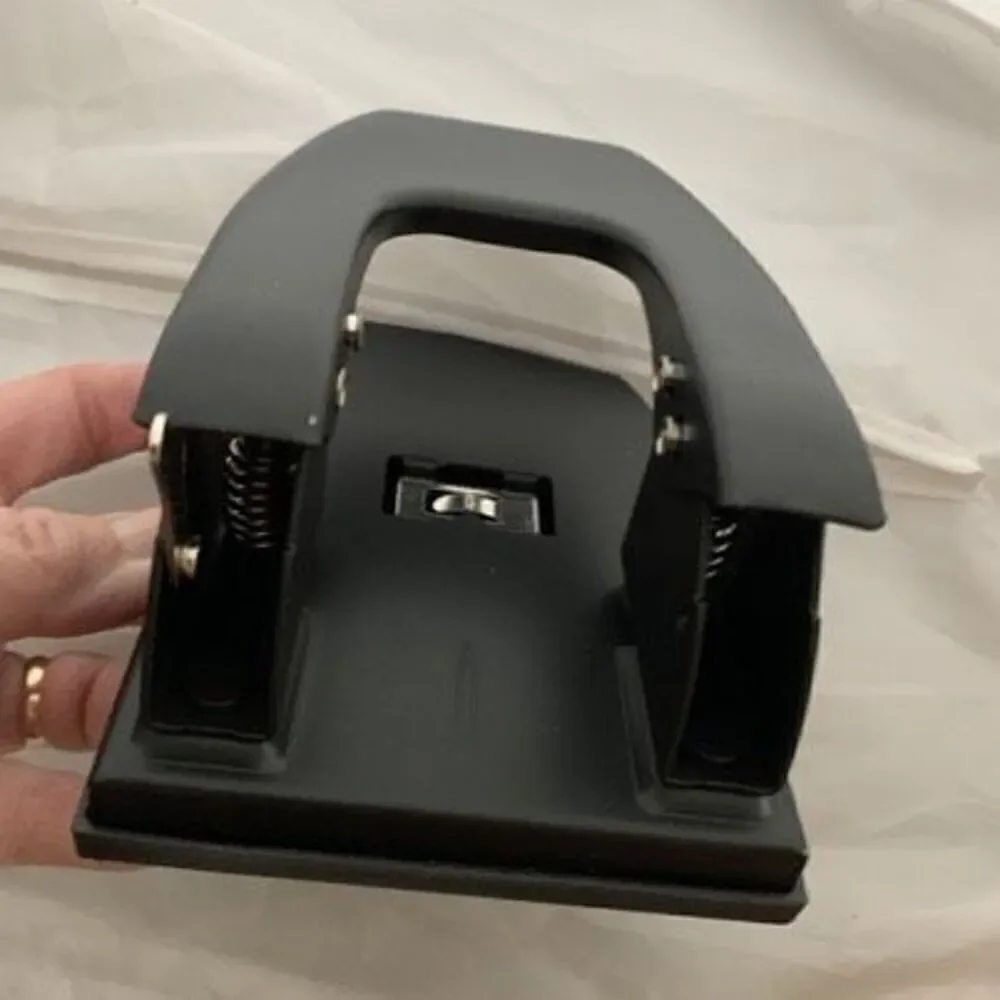 Staples Heavy Duty 2-Hole Punch